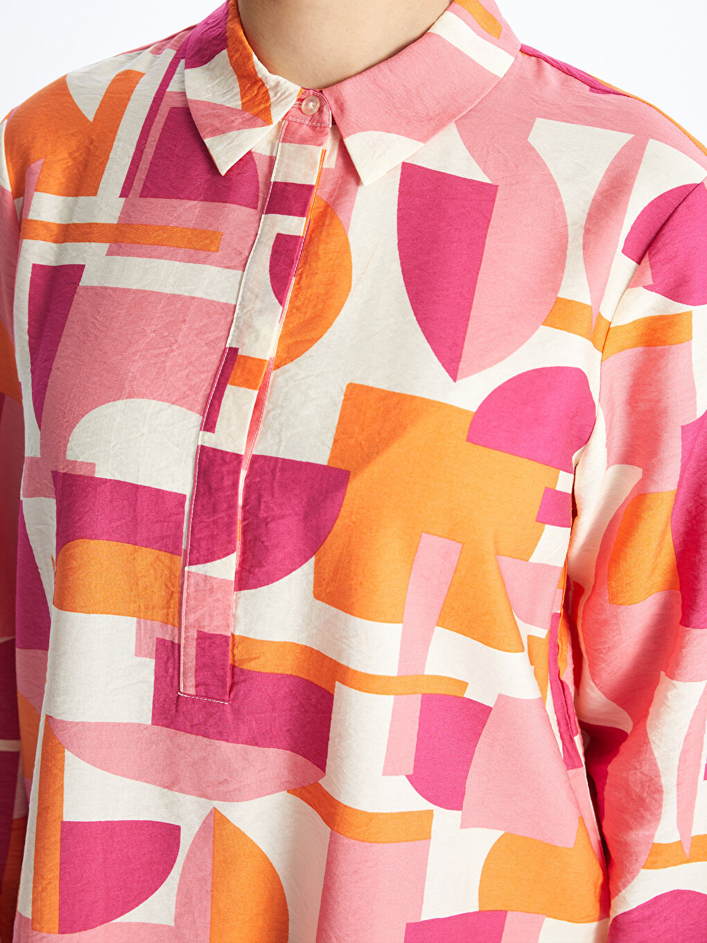 بلوزة نسائية بأكمام طويلة مطبوعة بنقشة وياقة بياقة-3