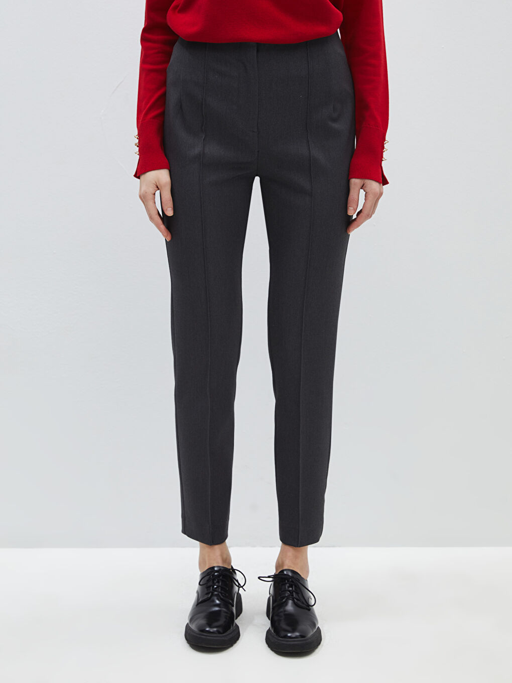 Jednostavne ženske pantalone uskog kroja -S4BF09Z8-QBT