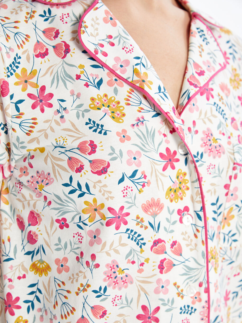 Ekru Gömlek Yaka Çiçekli Kısa Kollu Kadın Pijama Üst-1