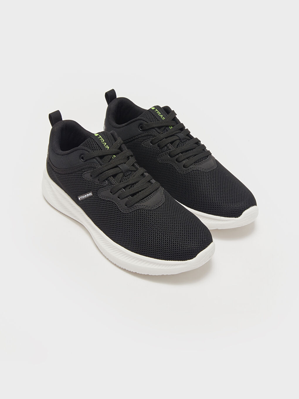 سنيكرز للرجال بأربطة وتفاصيل شبكية