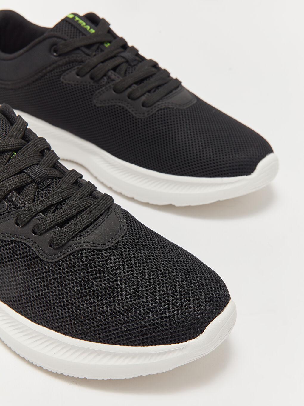 سنيكرز للرجال بأربطة وتفاصيل شبكية-2