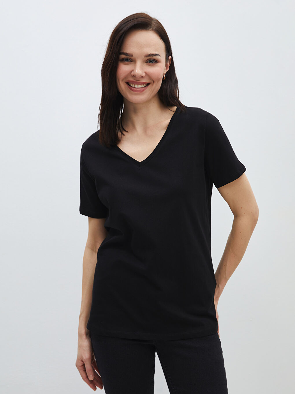 Siyah V Yaka Düz Kısa Kollu Kadın Tişört