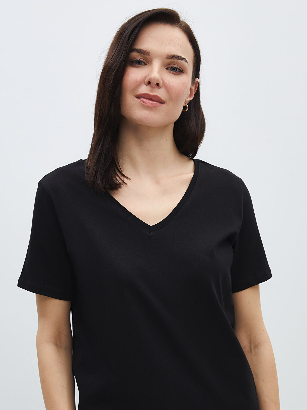 Siyah V Yaka Düz Kısa Kollu Kadın Tişört-1