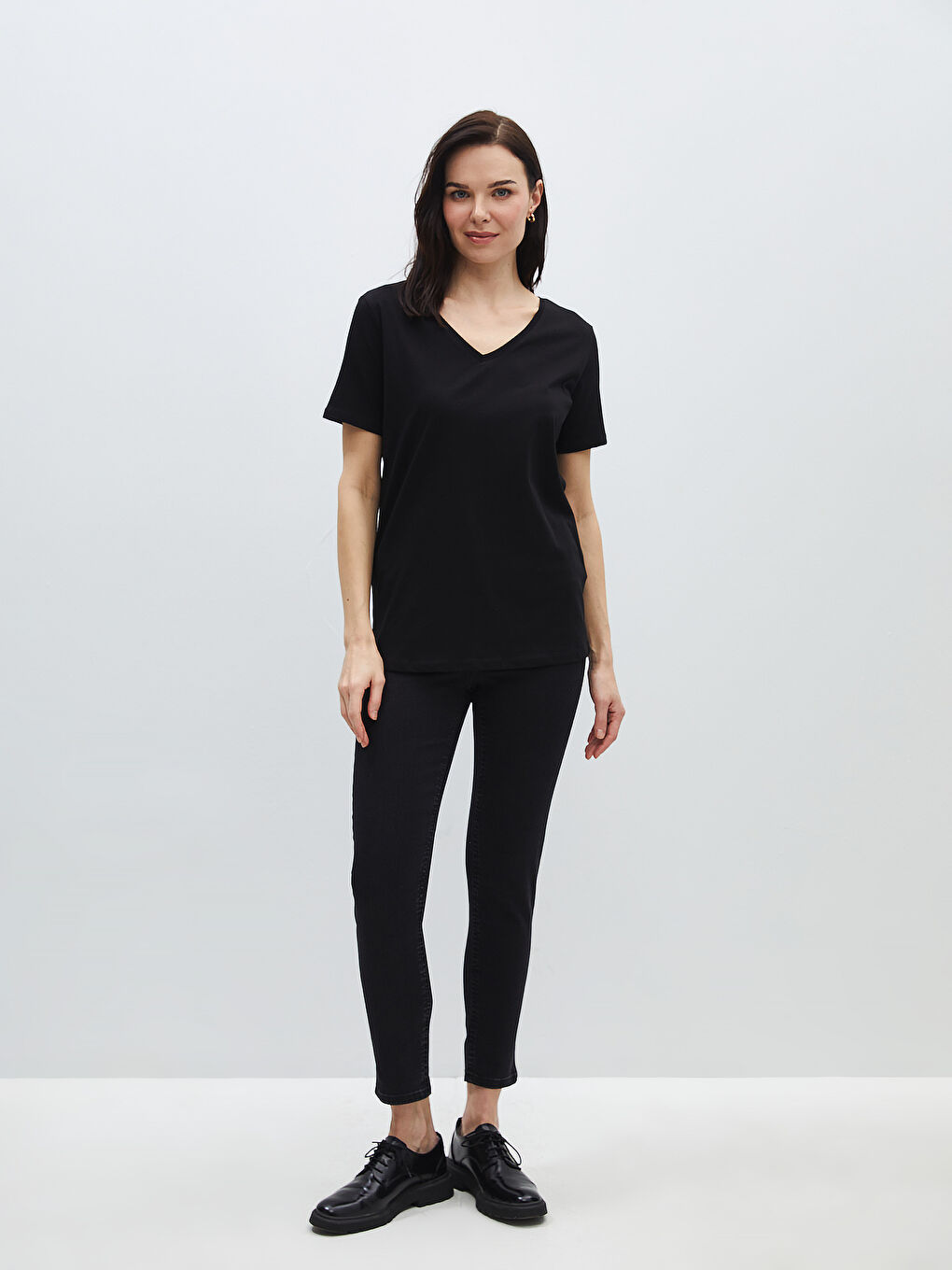 Siyah V Yaka Düz Kısa Kollu Kadın Tişört-2