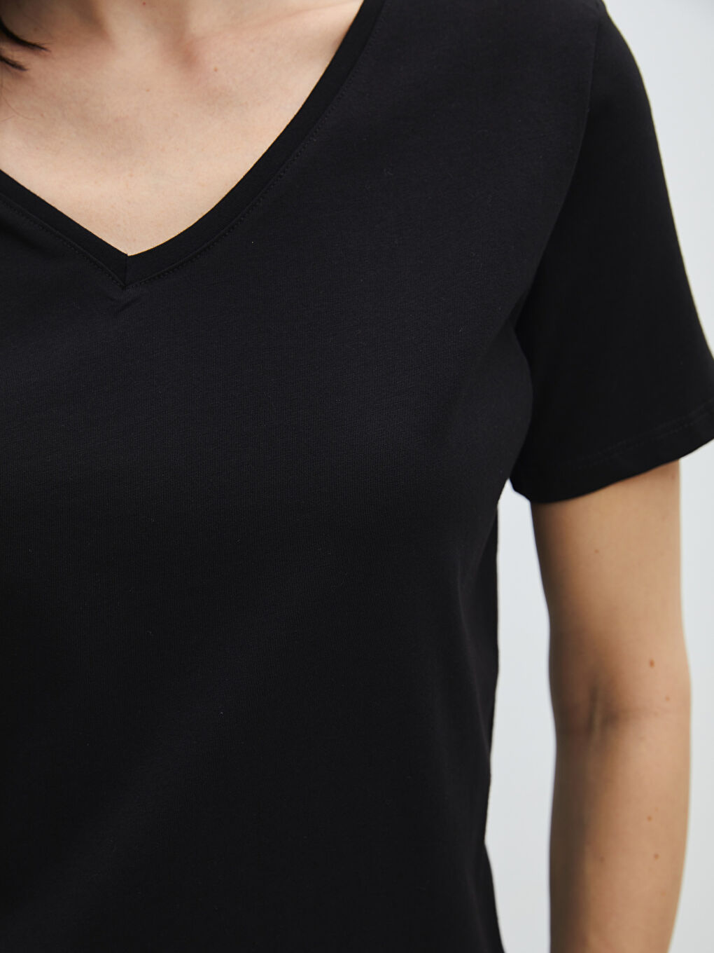 Siyah V Yaka Düz Kısa Kollu Kadın Tişört-3