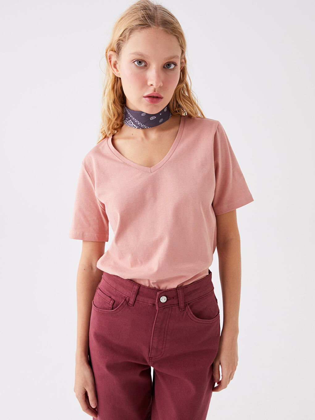 تيشيرت نسائي بياقة على شكل حرف V سادة بأكمام قصيرة-1