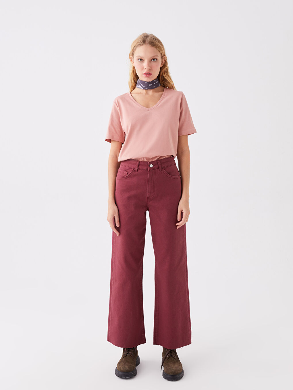 تيشيرت نسائي بياقة على شكل حرف V سادة بأكمام قصيرة-2