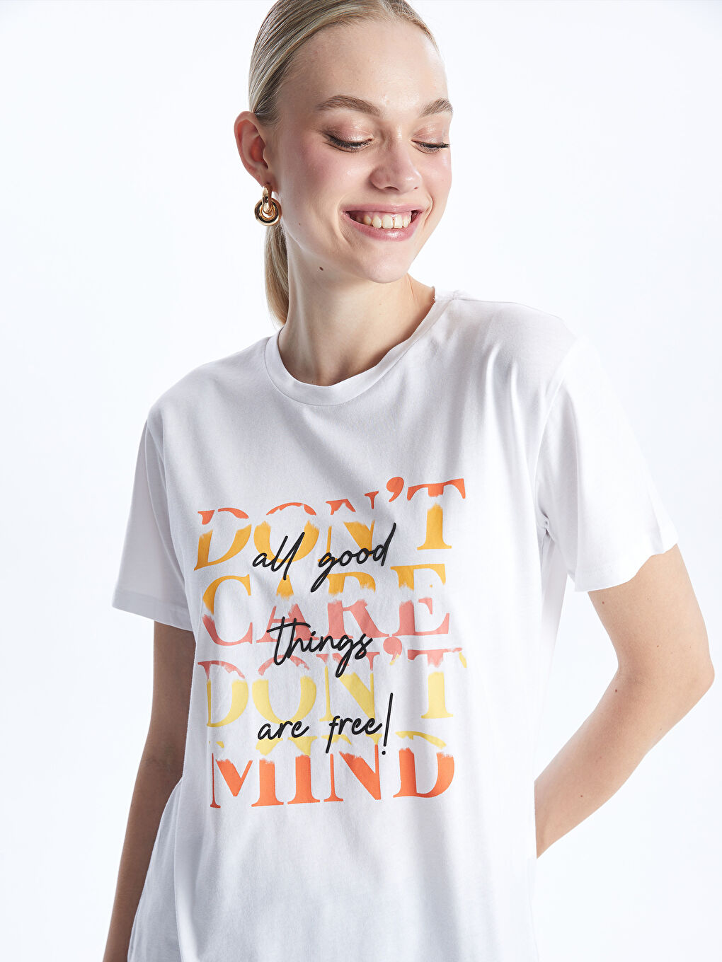 Beyaz Bisiklet Yaka Baskılı Kısa Kollu Kadın Tişört