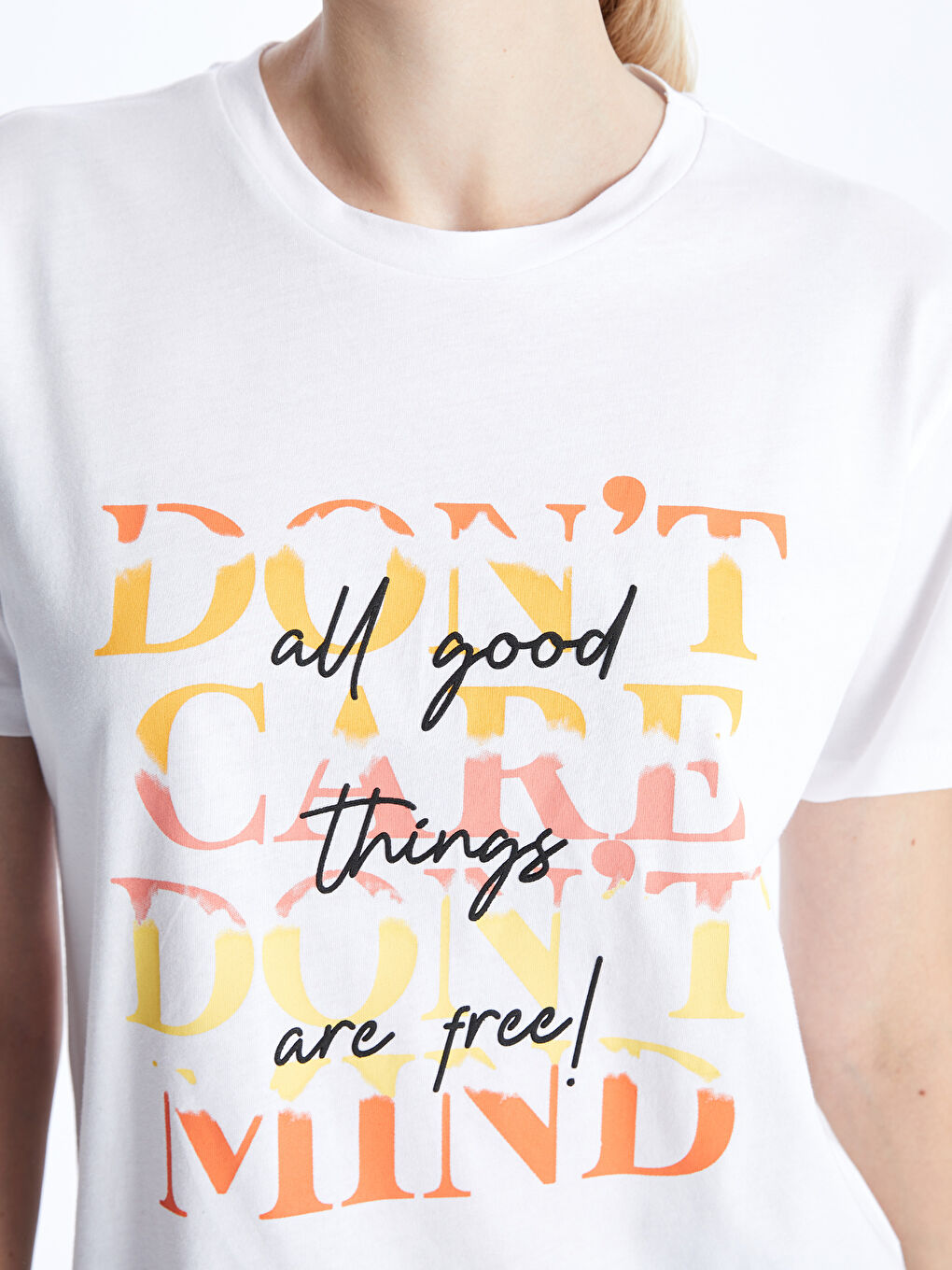 Beyaz Bisiklet Yaka Baskılı Kısa Kollu Kadın Tişört-3