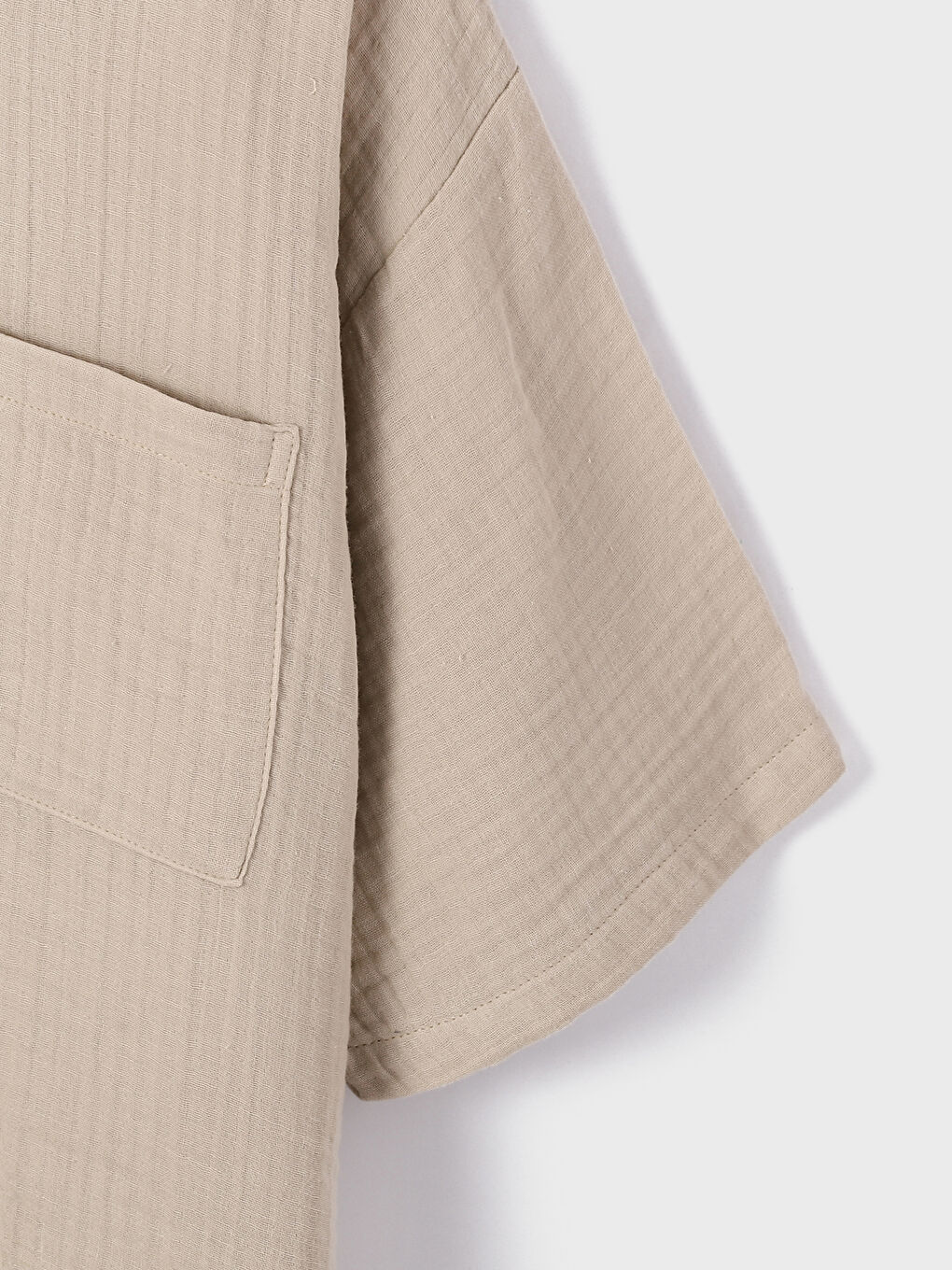 Jednostavna ženska košulja kratkih rukava sa džepom i prednjim kopčanjem na dugmad-2