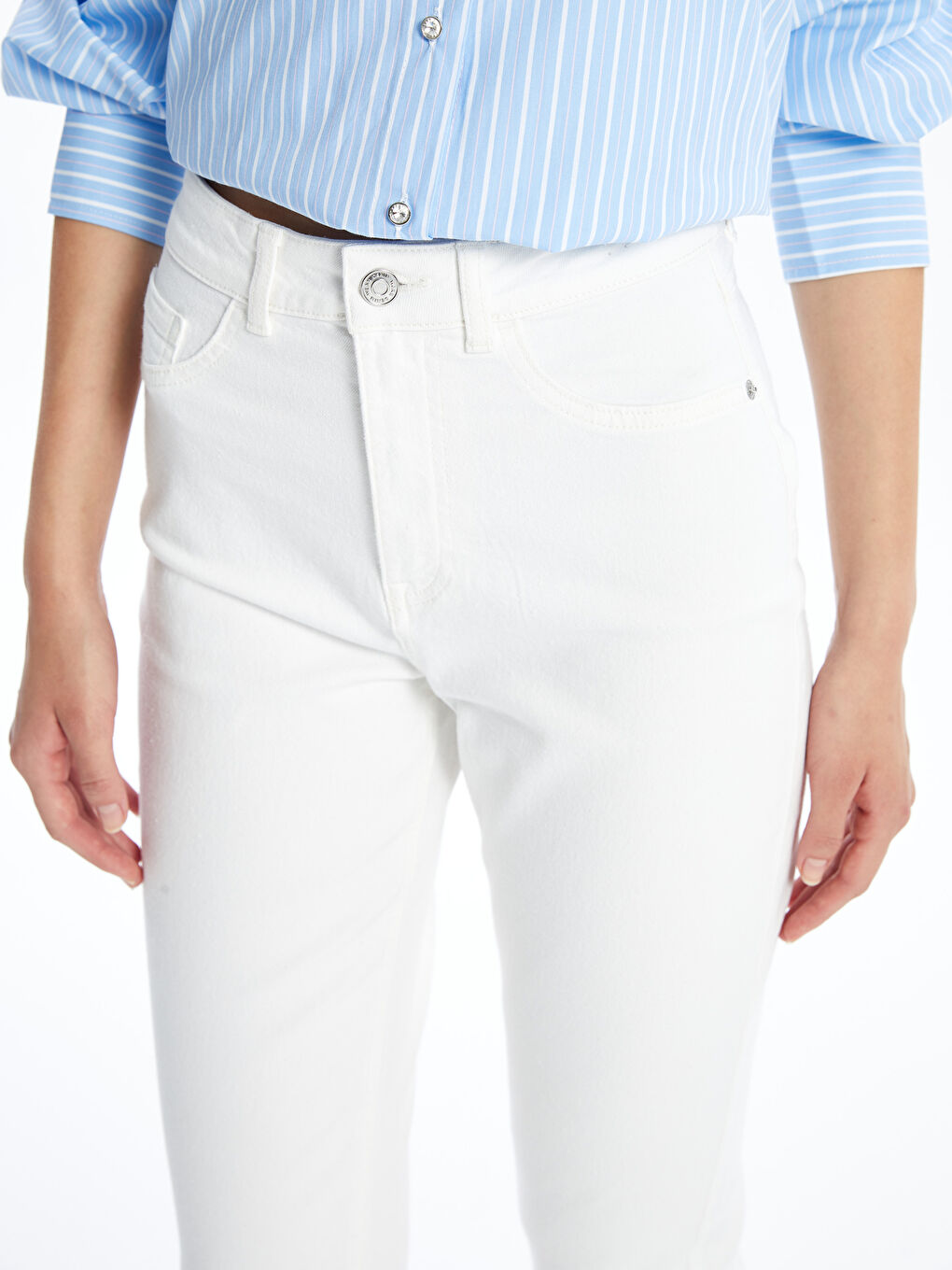 ქალი თეთრი ჯინსი-2