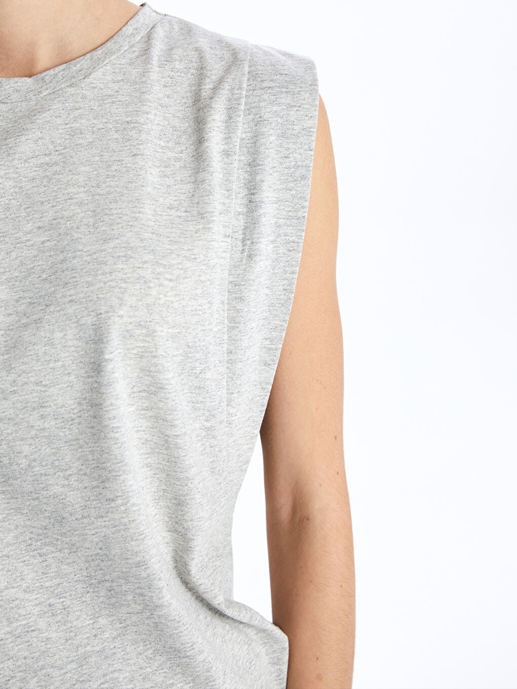 Gri Bisiklet Yaka Düz Kısa Kollu Kadın Tişört-3