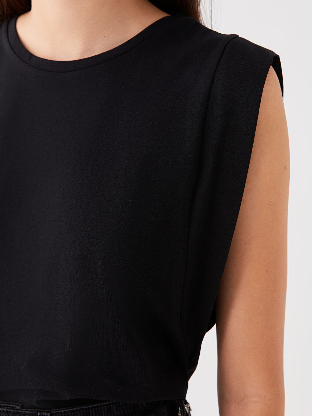 Siyah Bisiklet Yaka Düz Kısa Kollu Kadın Tişört-3