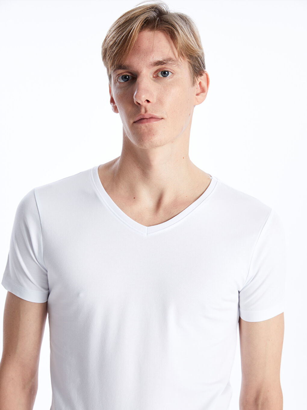 Beyaz V Yaka Kısa Kollu Erkek Atlet-1