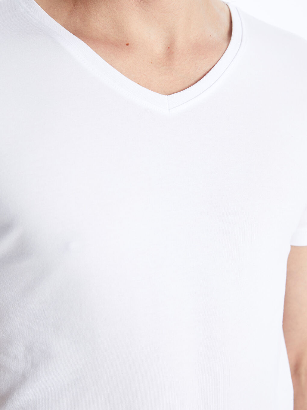 Beyaz V Yaka Kısa Kollu Erkek Atlet-3