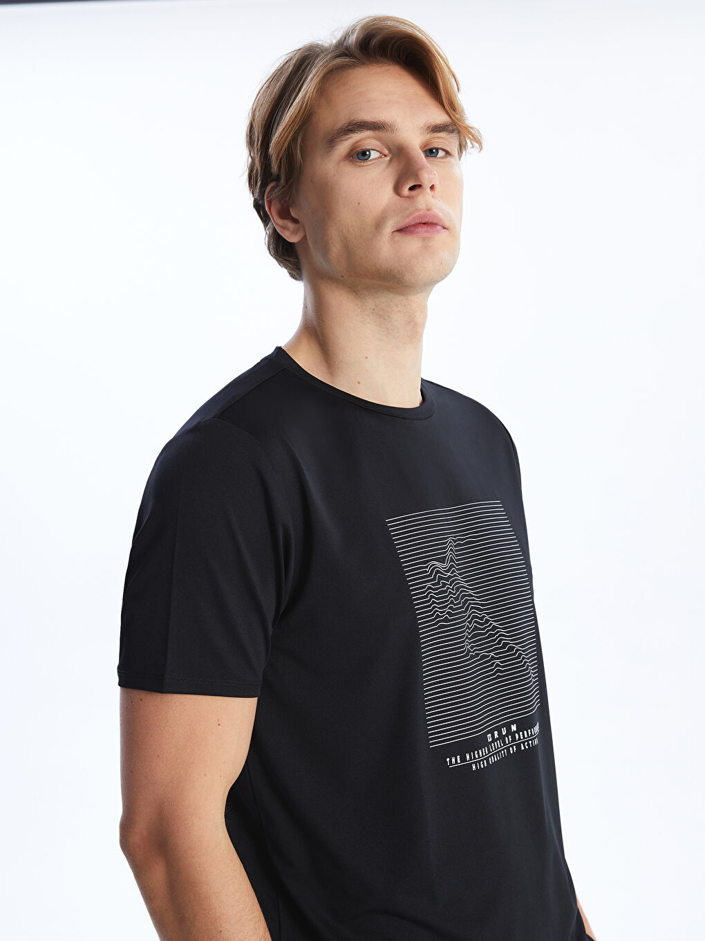 تيشيرت رياضي رجالي بأكمام قصيرة ورقبة دائرية بتقنية DRY-TECH