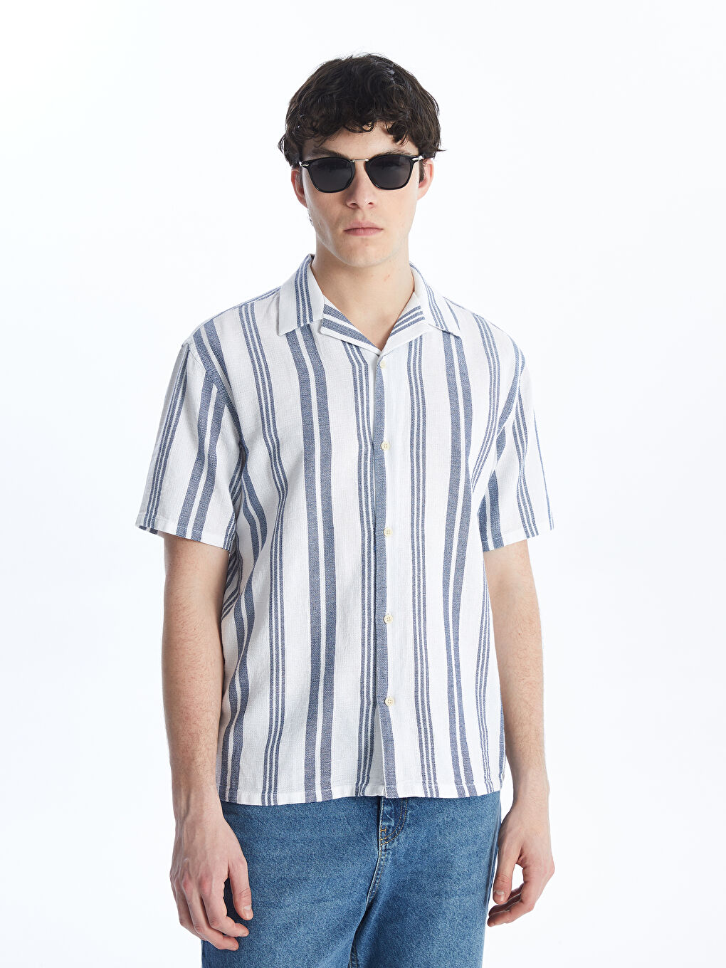 Рубашка мужская в полоску стандартного кроя с коротким рукавом-1