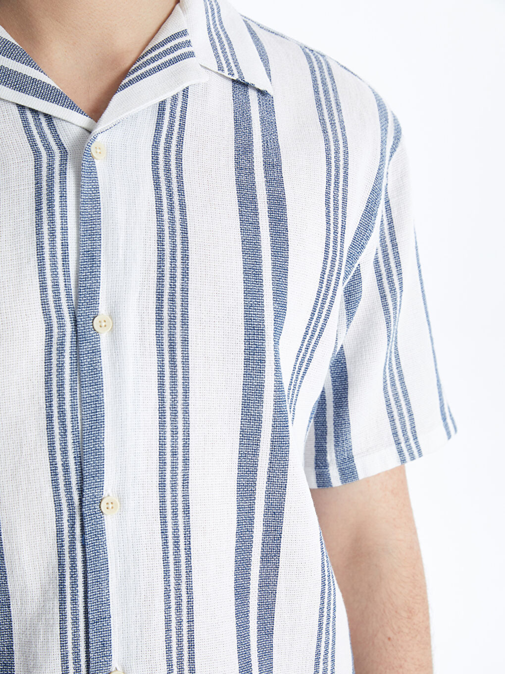 Рубашка мужская в полоску стандартного кроя с коротким рукавом-3