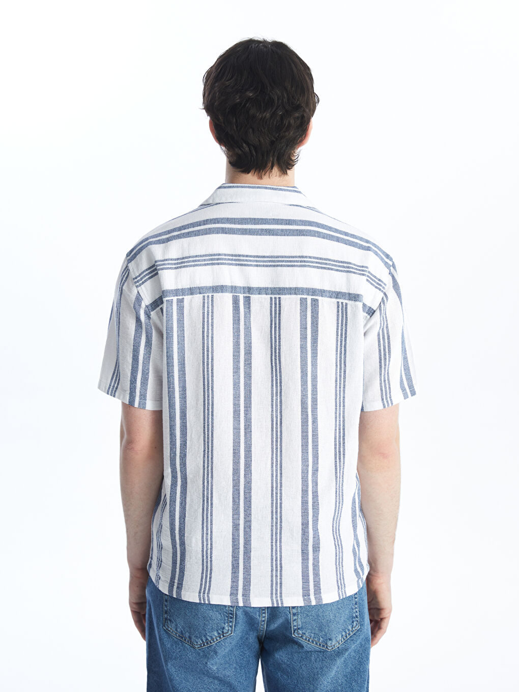 Рубашка мужская в полоску стандартного кроя с коротким рукавом-4