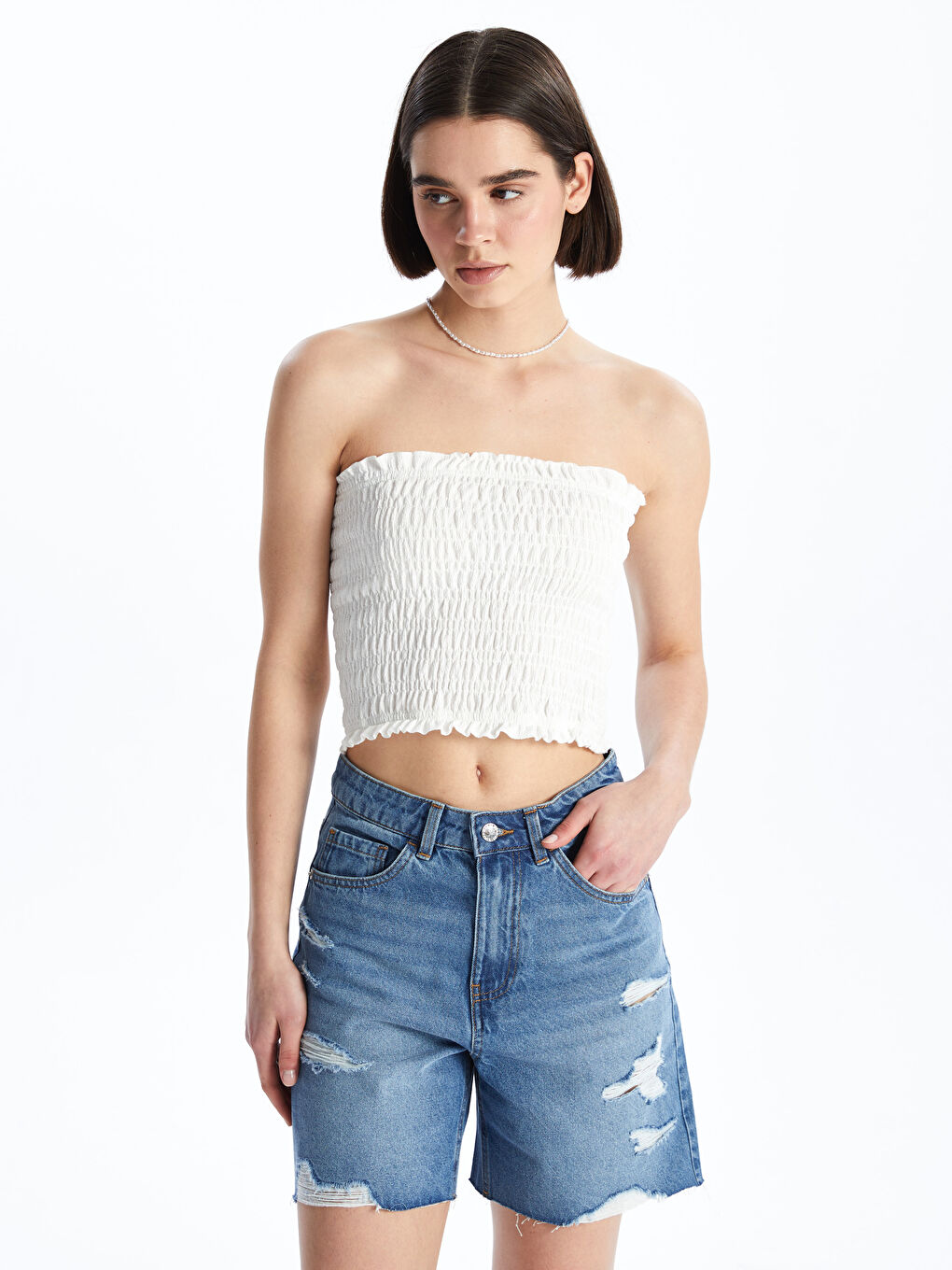 ბერმუდას ფორმის დახეული დეტალებით ქალებისთვის ჯინსის შორტები