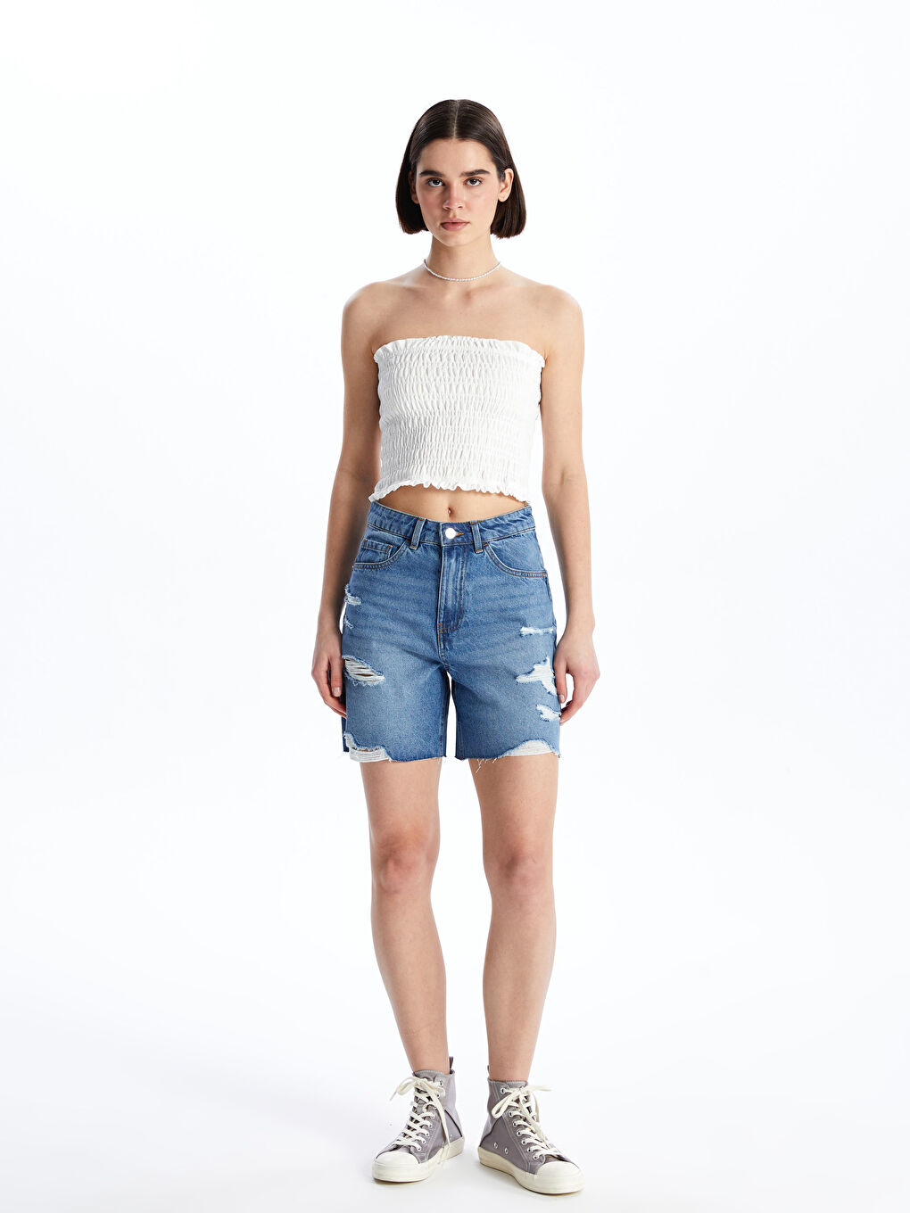 ბერმუდას ფორმის დახეული დეტალებით ქალებისთვის ჯინსის შორტები-1