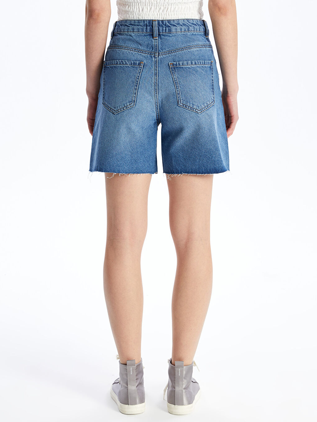 ბერმუდას ფორმის დახეული დეტალებით ქალებისთვის ჯინსის შორტები-4