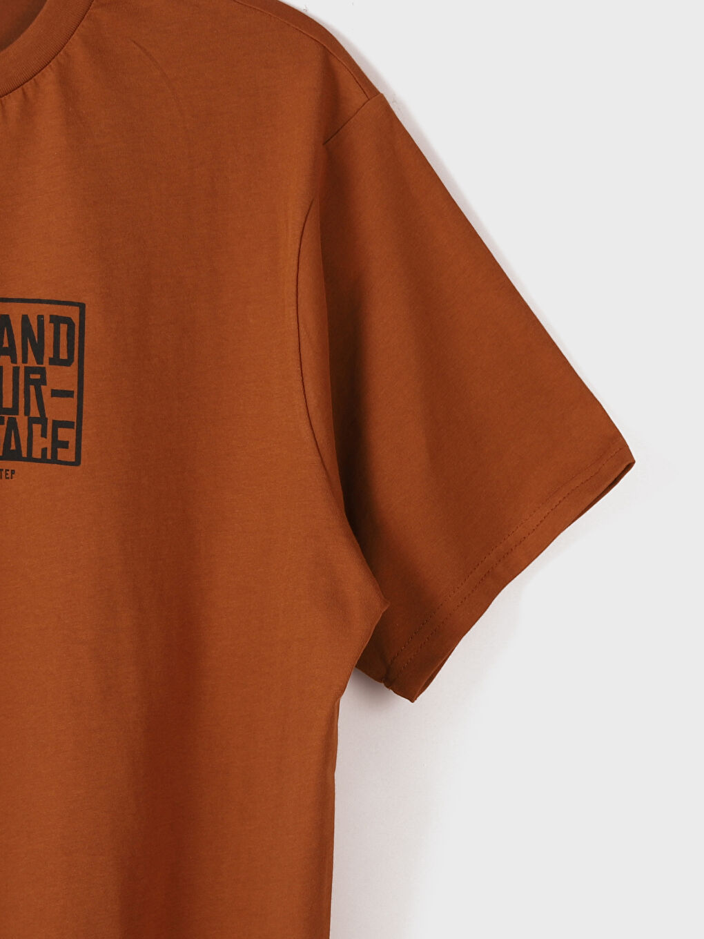 تيشيرت رجالي كم قصير مطبوع بياقة دائرية-3