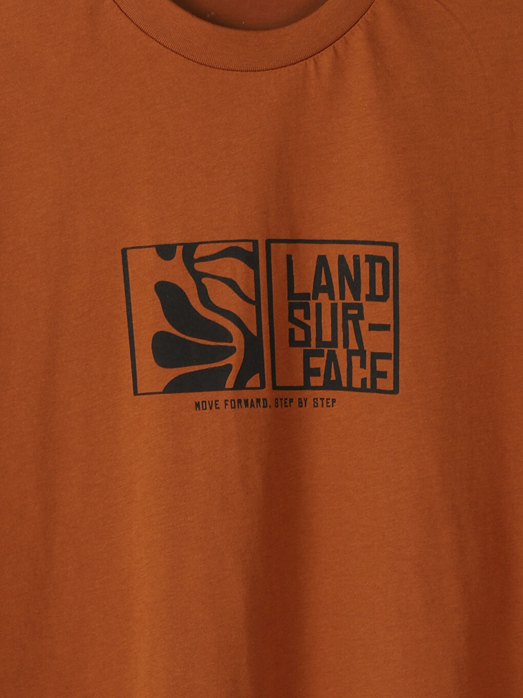 تيشيرت رجالي كم قصير مطبوع بياقة دائرية-2