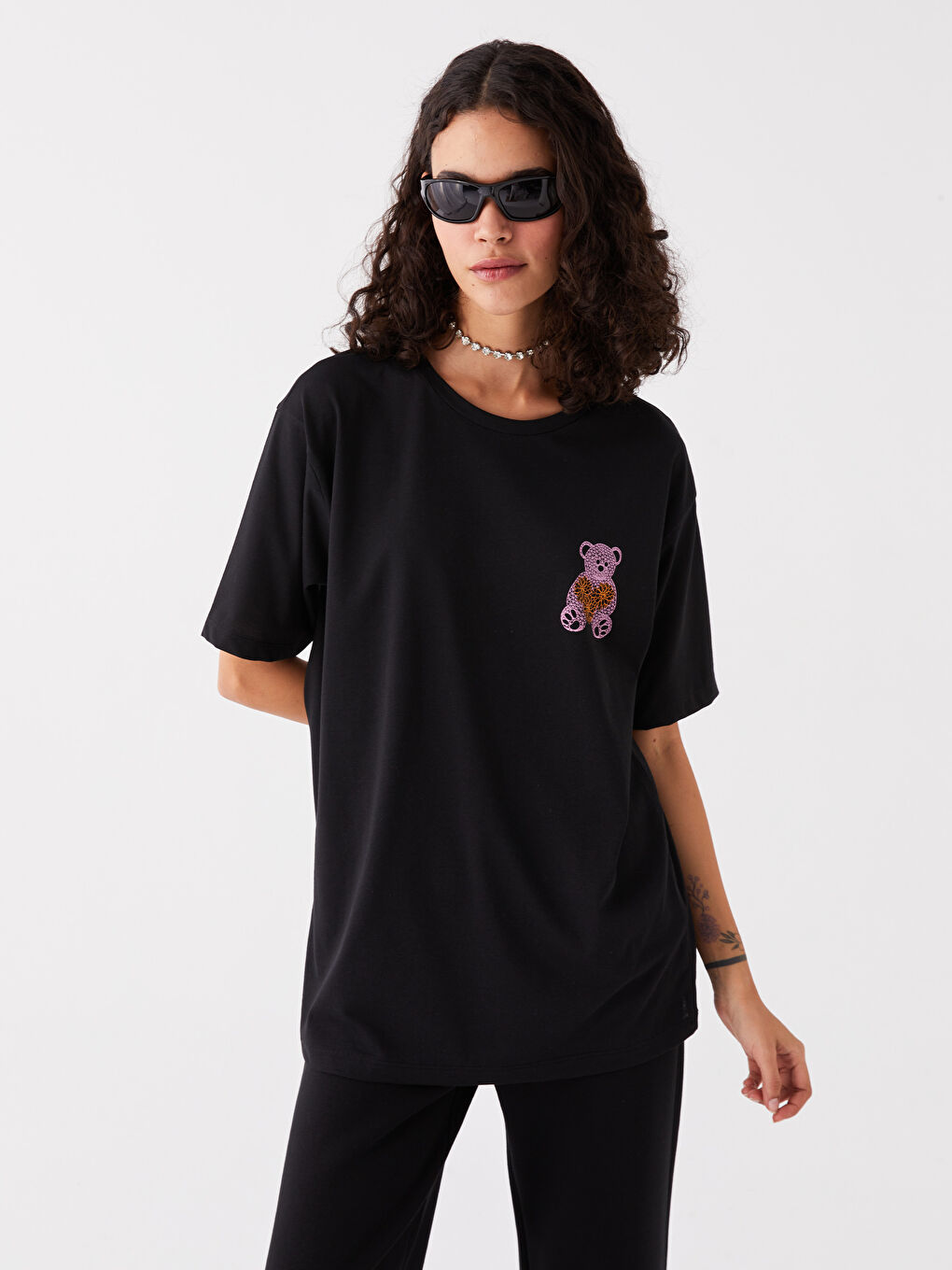 Siyah Bisiklet Yaka Baskılı Kısa Kollu Oversize Kadın Tişört-1