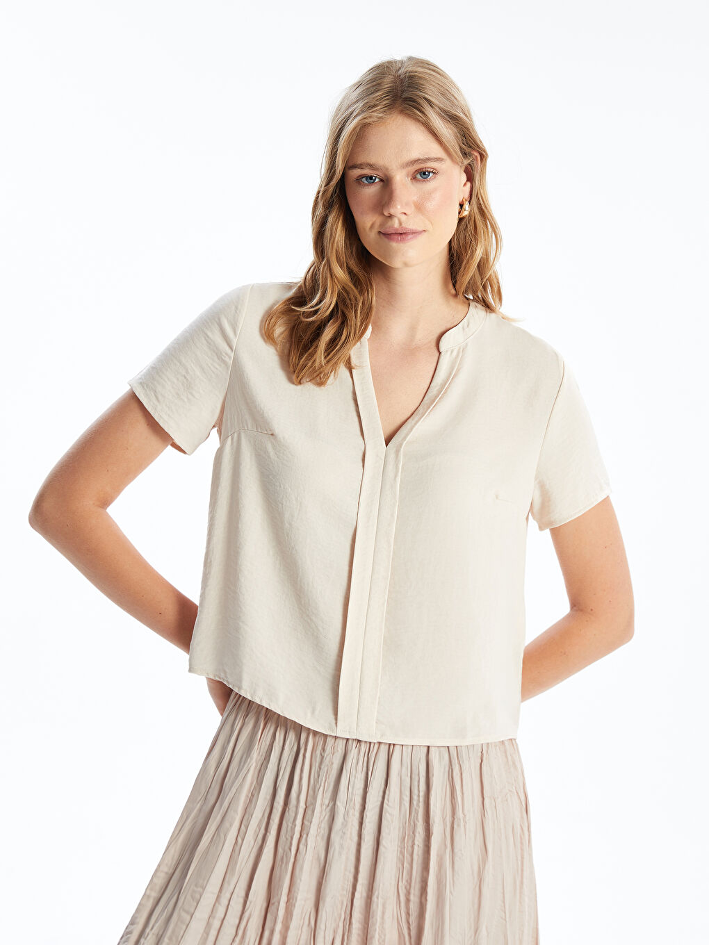 әйелдерге арналған ойық жағалы өрнексіз қысқа жең блузка