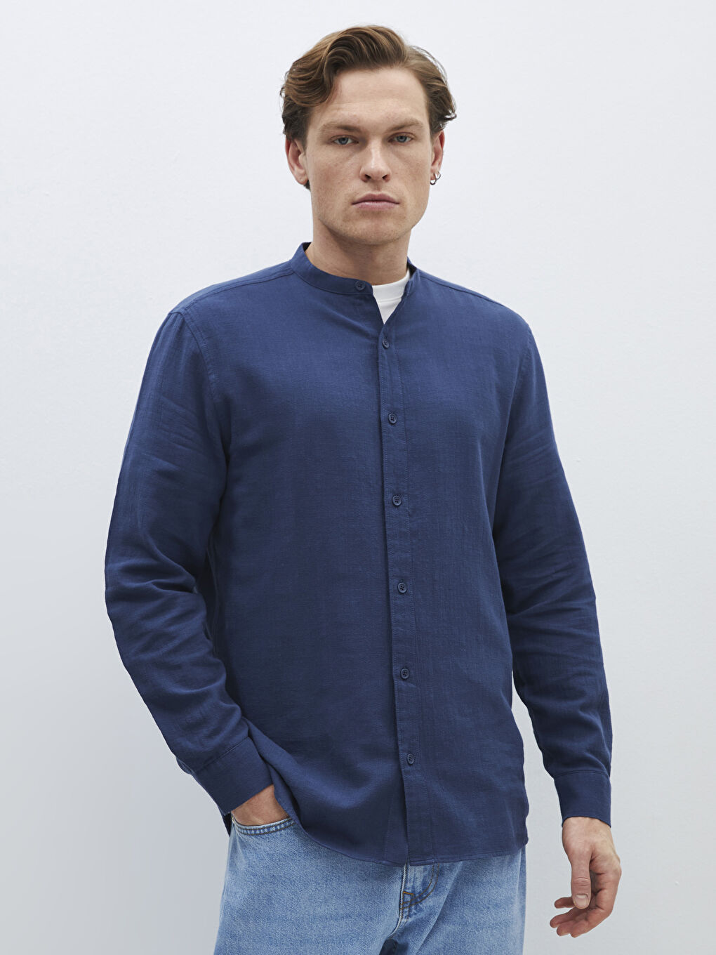 Muška košulja standardnog kroja od dobi tkanine, dugih rukava
