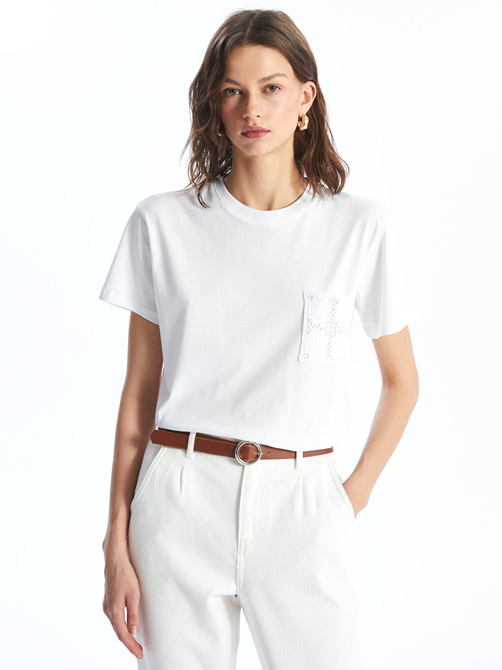 Beyaz Bisiklet Yaka Nakışlı Kısa Kollu Kadın Tişört