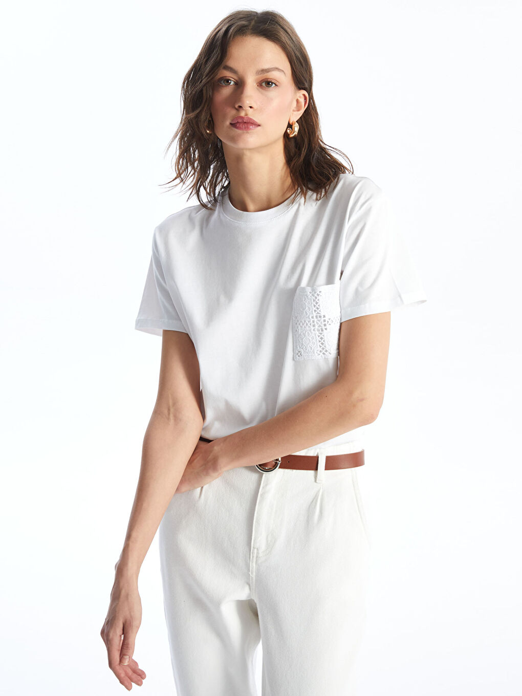 Beyaz Bisiklet Yaka Nakışlı Kısa Kollu Kadın Tişört-1