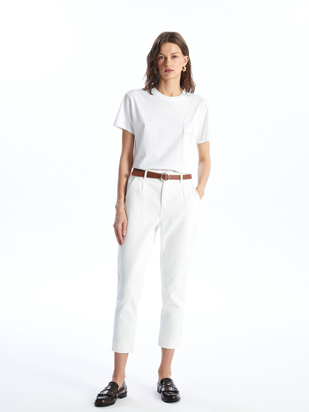 Beyaz Bisiklet Yaka Nakışlı Kısa Kollu Kadın Tişört-2