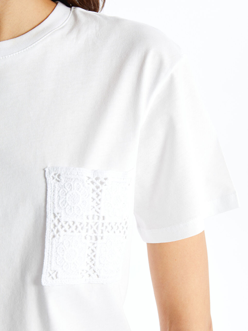 Beyaz Bisiklet Yaka Nakışlı Kısa Kollu Kadın Tişört-3