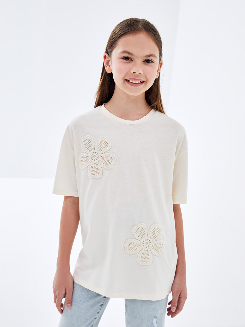 Ekru Bisiklet Yaka Nakışlı Kısa Kollu Kız Çocuk Tişört