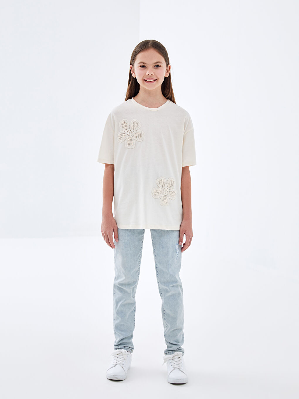 Ekru Bisiklet Yaka Nakışlı Kısa Kollu Kız Çocuk Tişört-1