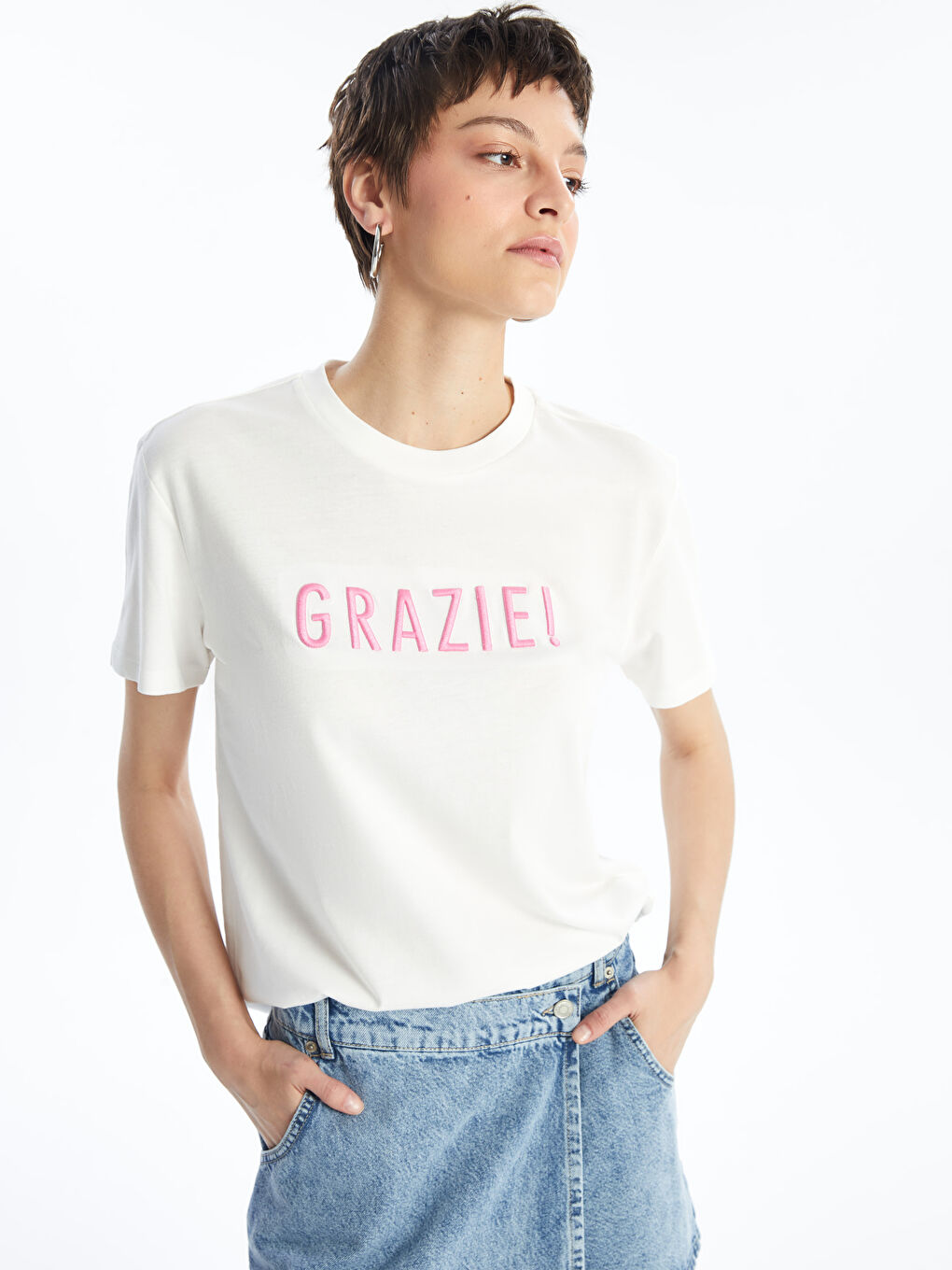 تيشيرت نسائي بأكمام قصيرة وياقة دائرية مطبوع