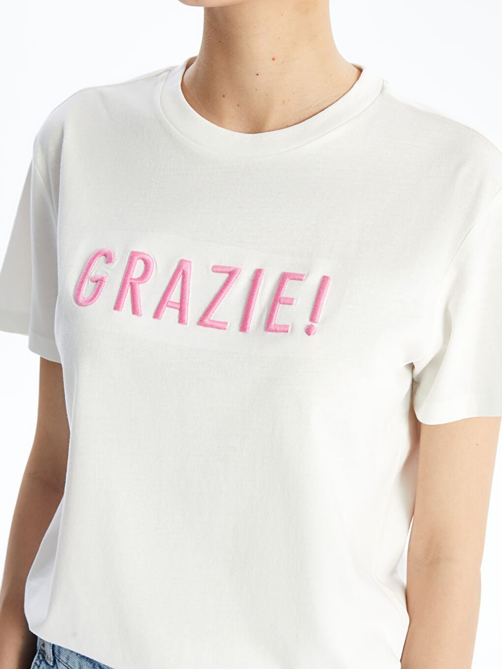 تيشيرت نسائي بأكمام قصيرة وياقة دائرية مطبوع-2