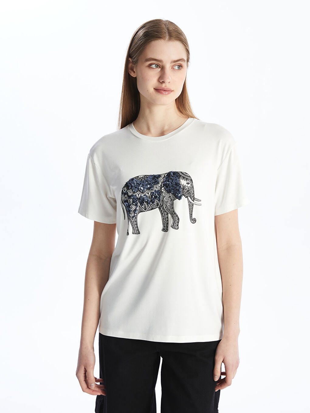 تي شيرت كم قصير مزخرف بياقة دائرية للسيدات