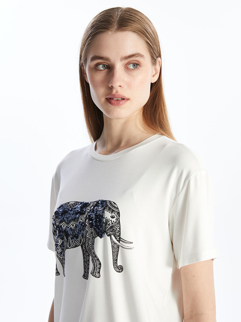 تي شيرت كم قصير مزخرف بياقة دائرية للسيدات-1