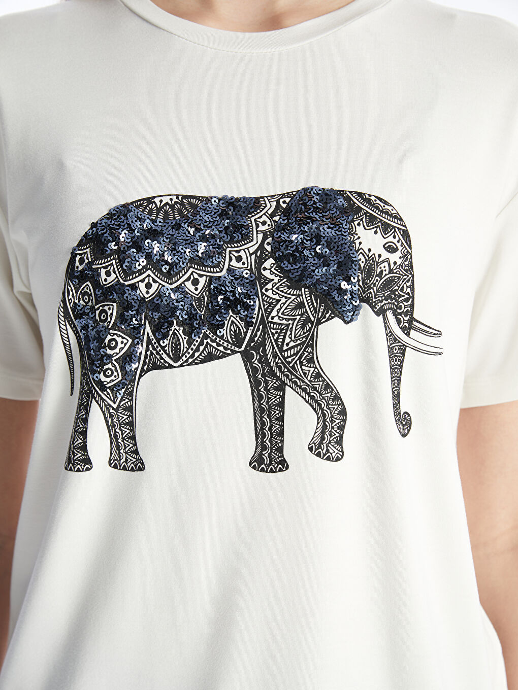 تي شيرت كم قصير مزخرف بياقة دائرية للسيدات-3