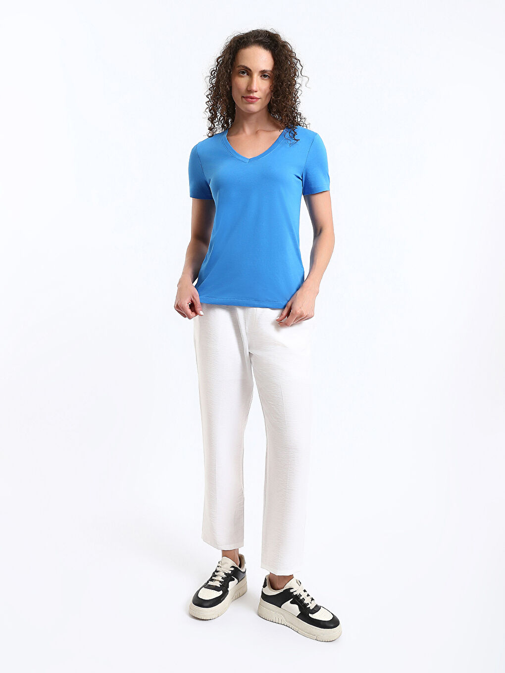 تیشێرتی قۆڵ کورت یاخەی V سادە بۆ ژنان-2