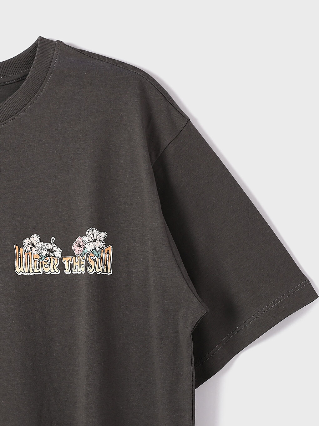 تيشيرت نسائي بأكمام قصيرة وياقة دائرية مطبوع-3