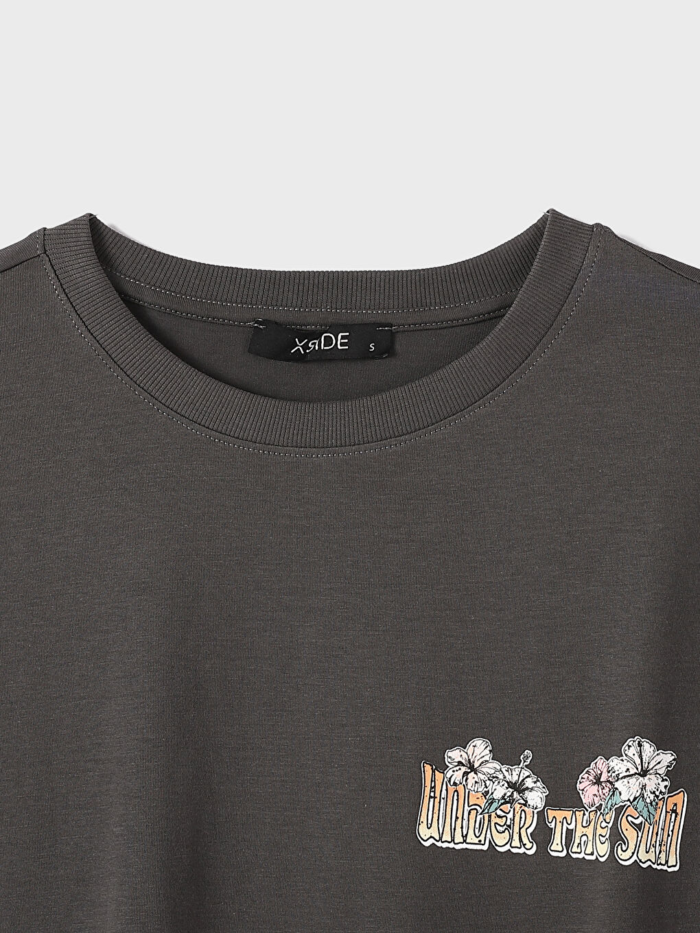 تيشيرت نسائي بأكمام قصيرة وياقة دائرية مطبوع-2