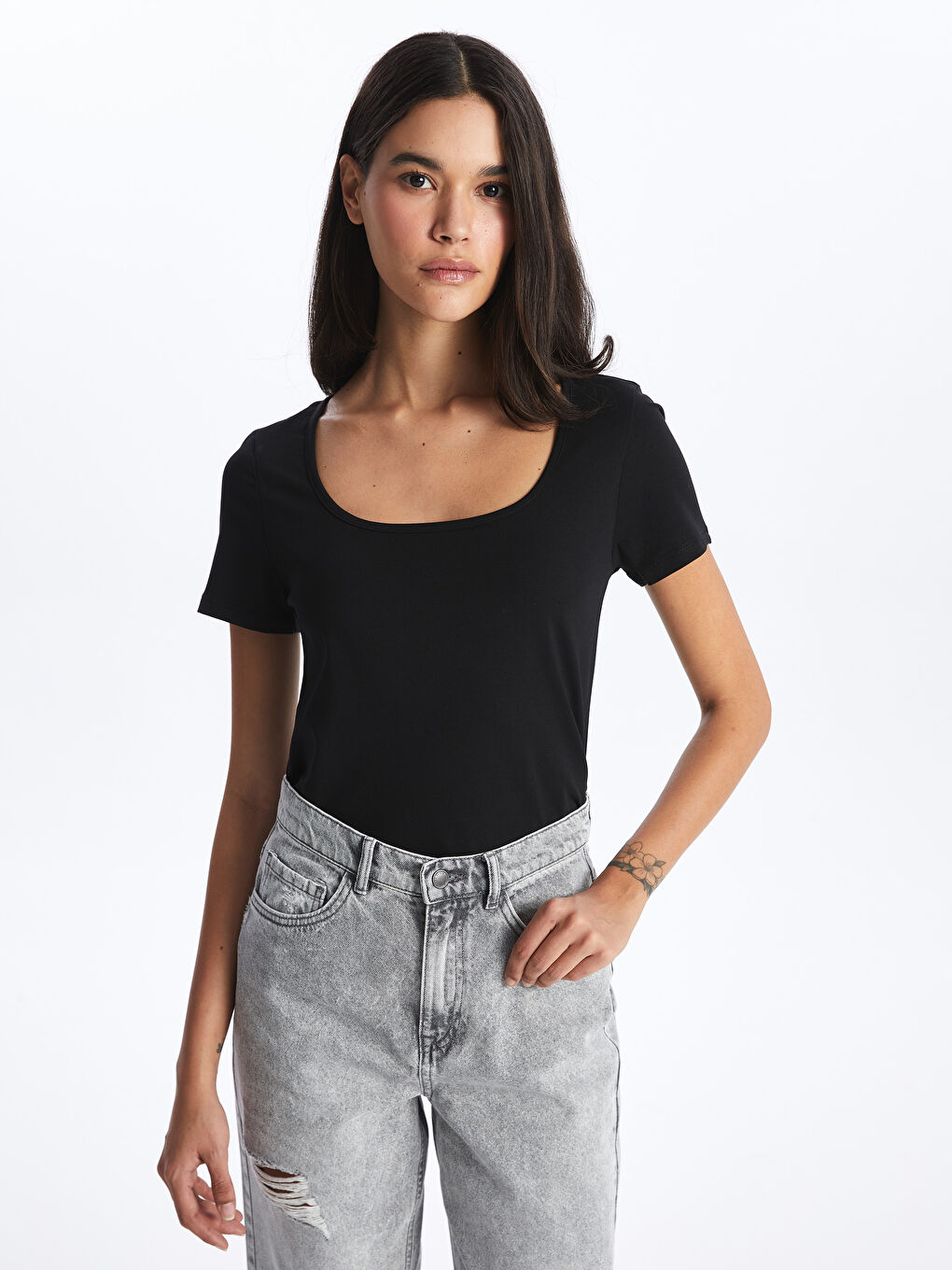 Siyah U Yaka Düz Kısa Kollu Kadın Tişört-1