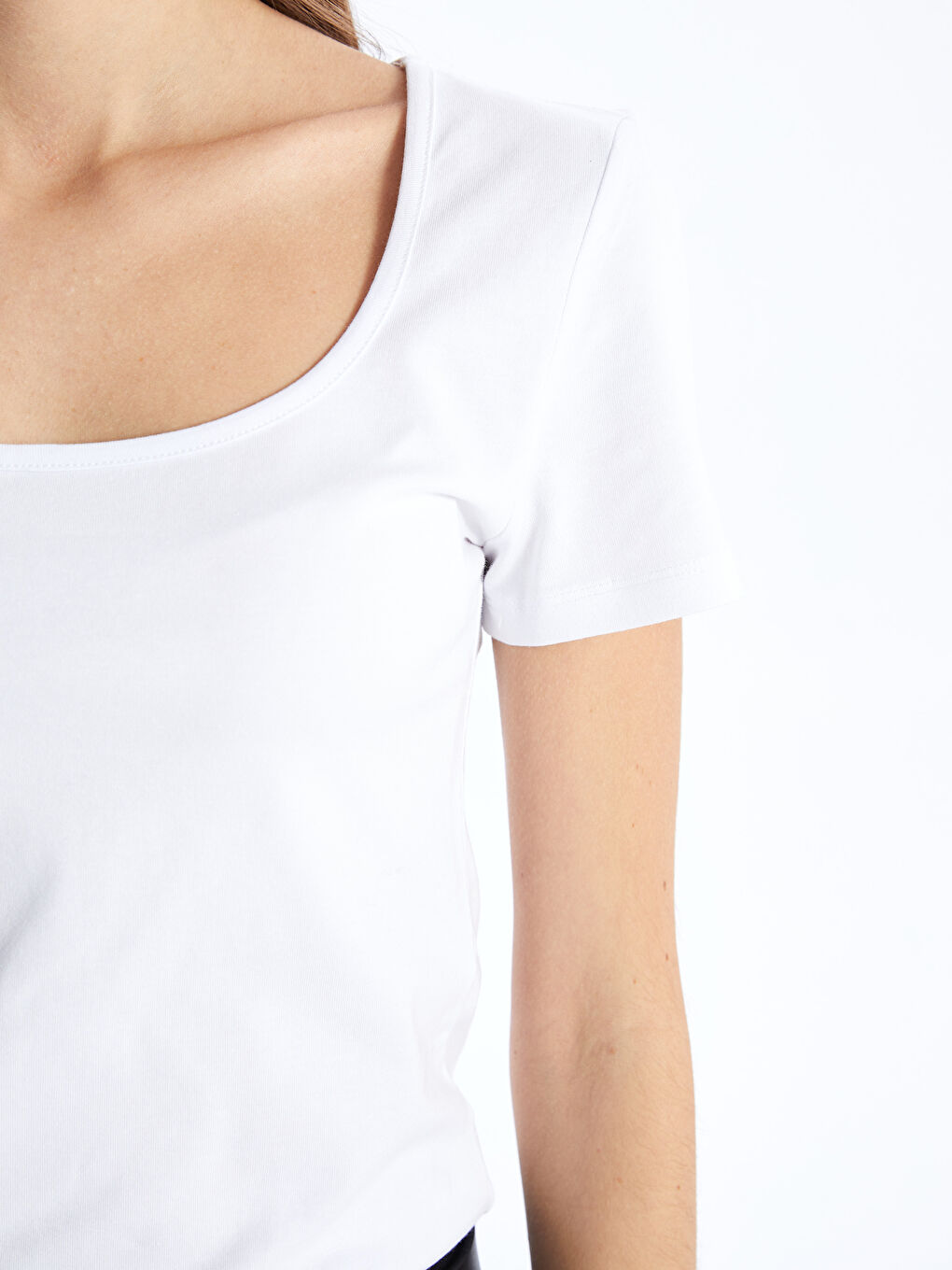 Beyaz U Yaka Düz Kısa Kollu Kadın Tişört-3