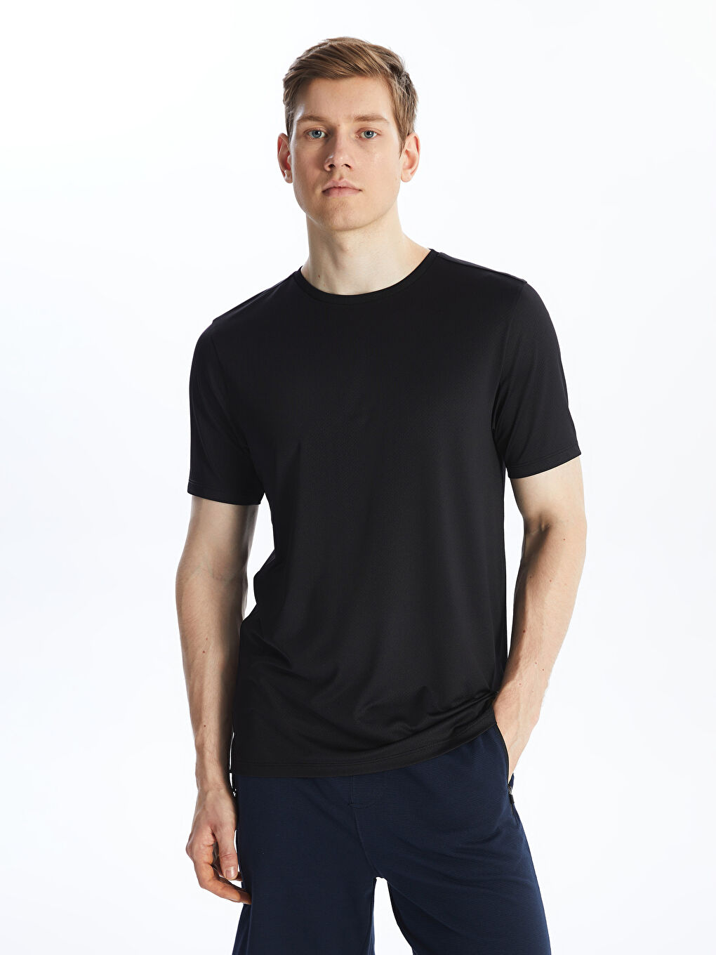 تيشيرت رياضي للرجال بأكمام قصيرة ورقبة دائرية بتقنية دراي-تك