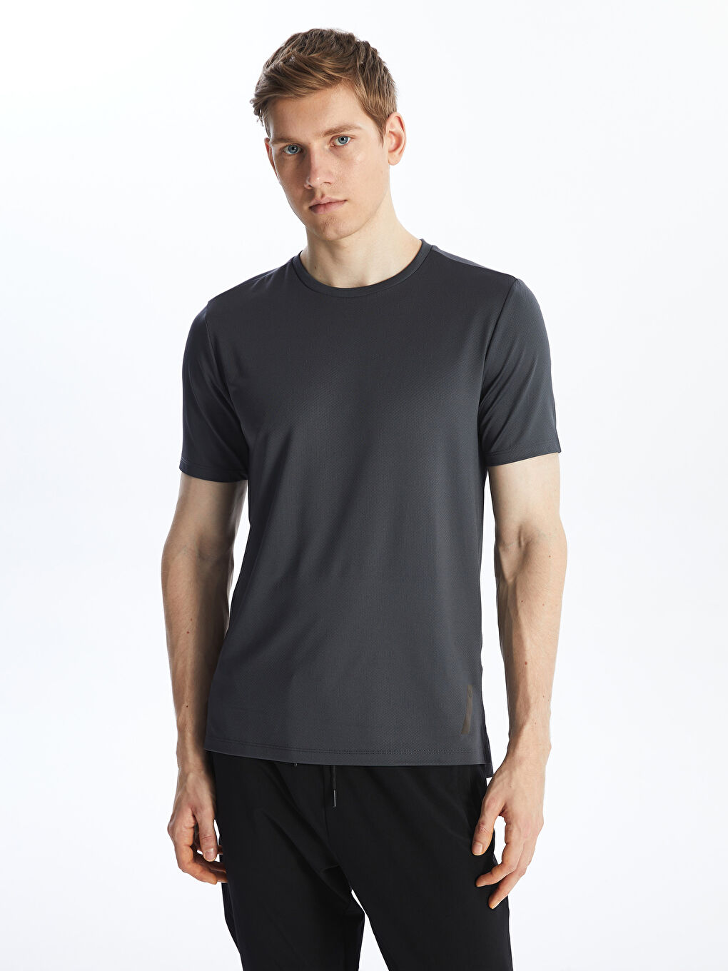 تيشيرت رياضي للرجال بأكمام قصيرة ورقبة دائرية بتقنية دراي-تك