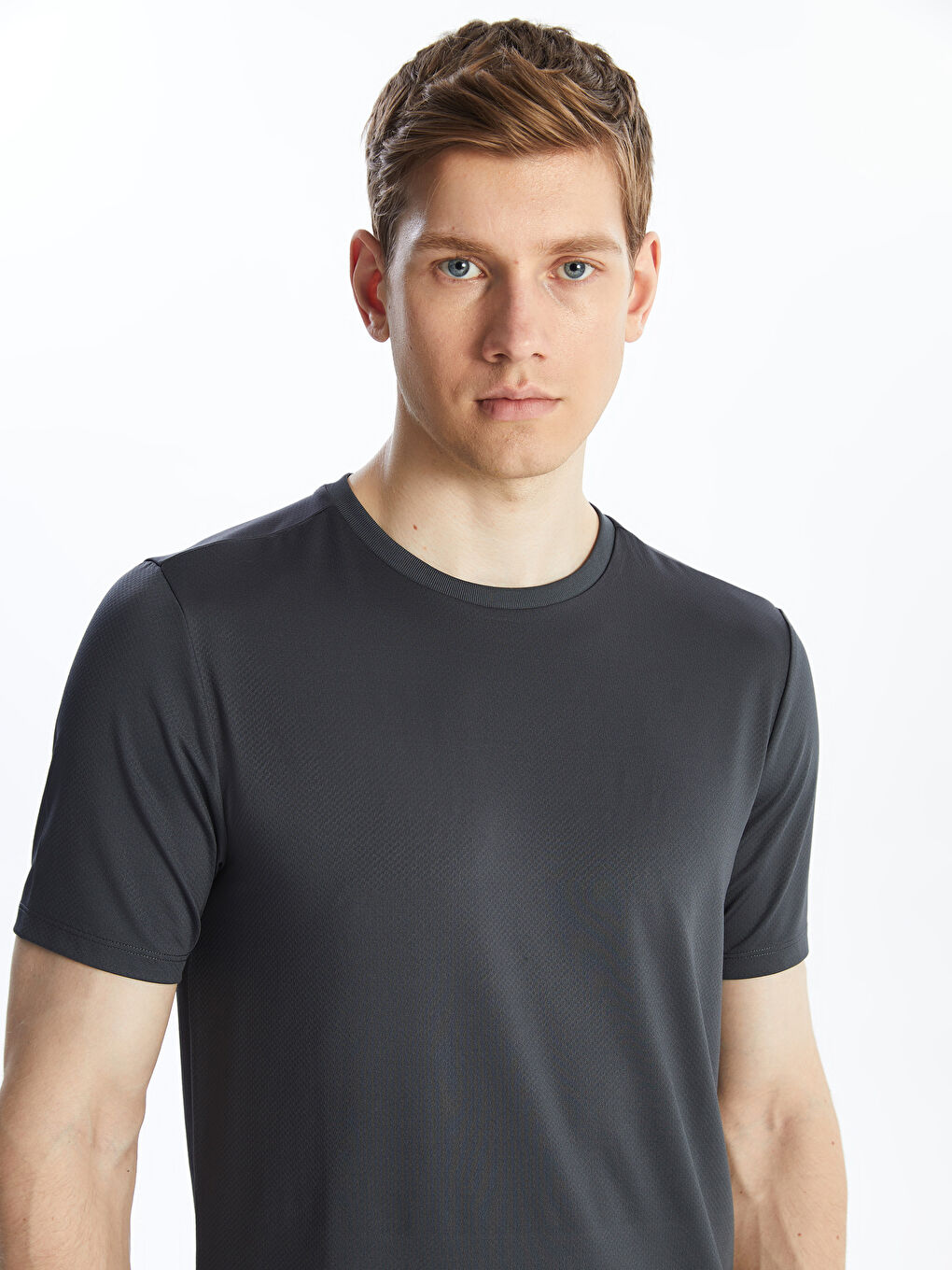 تيشيرت رياضي للرجال بأكمام قصيرة ورقبة دائرية بتقنية دراي-تك-1